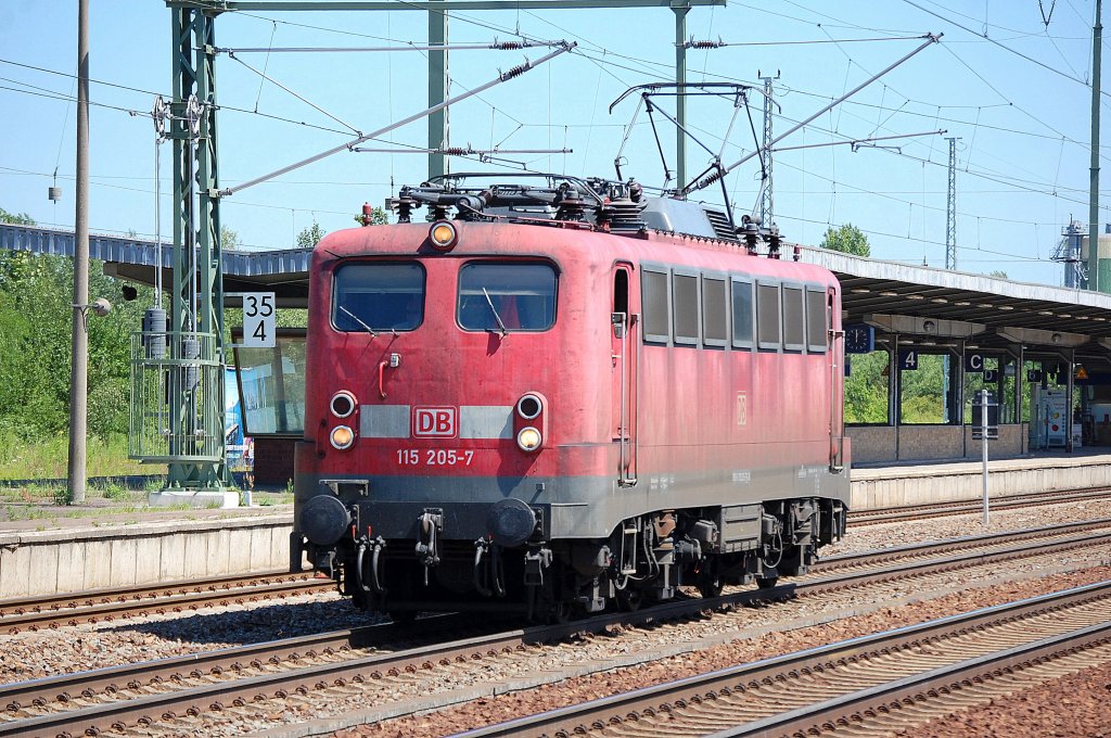 115 205-7 bei der Durchfahrt im Bhf. Flughafen Berlin-Sch�nefeld, 28.06.11