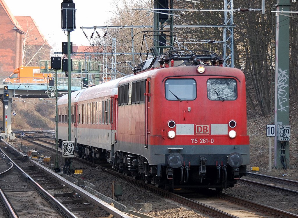 115 261-0 mit PbZ Richtung Berliner Innenring, 18.03.10 Berlin Sch�nhauser Allee. 