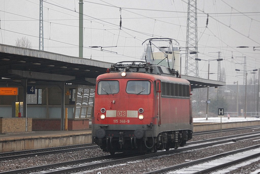 115 346-9 auf dem Weg zu neuen Aufgaben durcheilt den Bhf. Flughafen Berlin-Sch�nefeld, 16.01.12