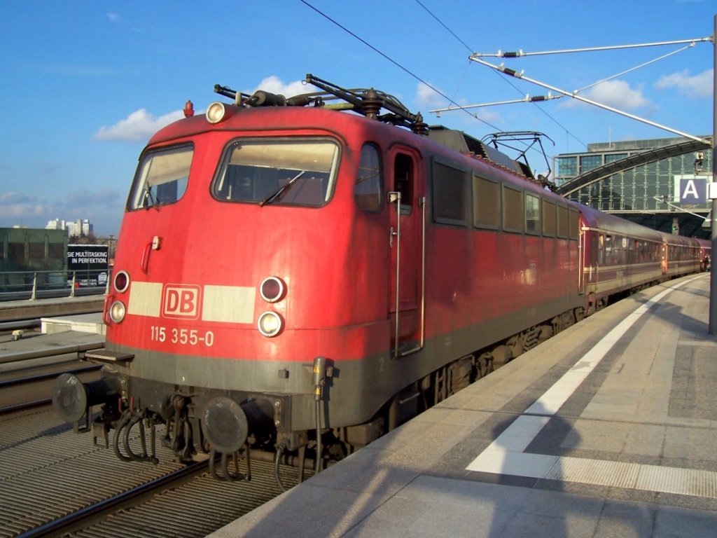 115 355-0 mit Sonderzug mit Euro Express Sonderwagen u.a. im Jahr 2006 Berlin-Hauptbahnhof.