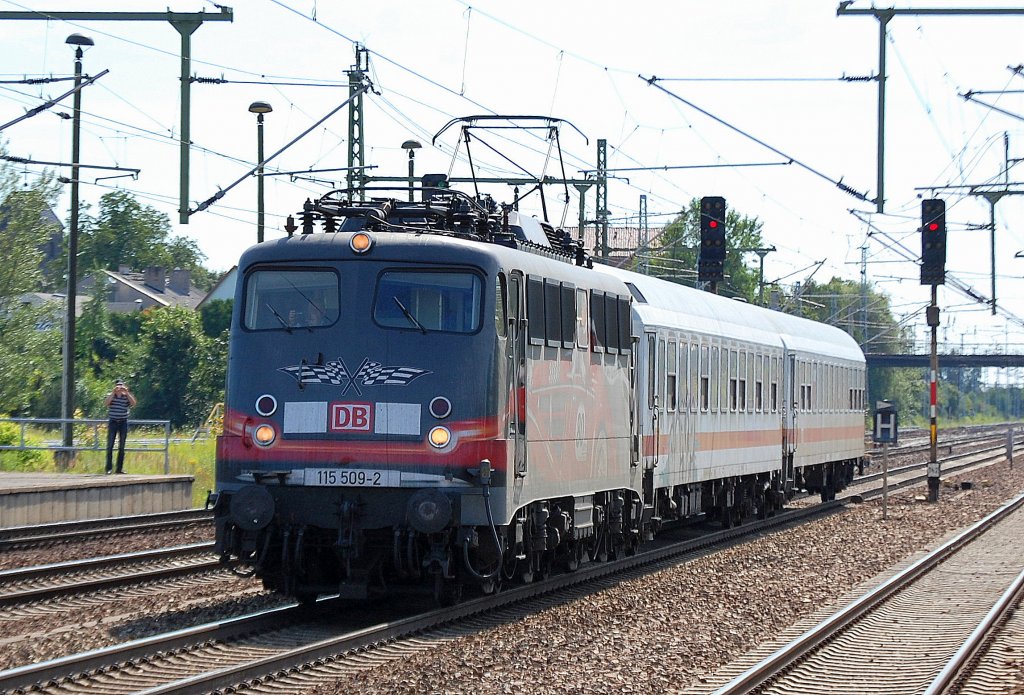 115 509-2 mit zwei IC-Personenwagen (PbZ) am 23.07.12 Bhf. Flughafen Berlin-Sch�nefeld.