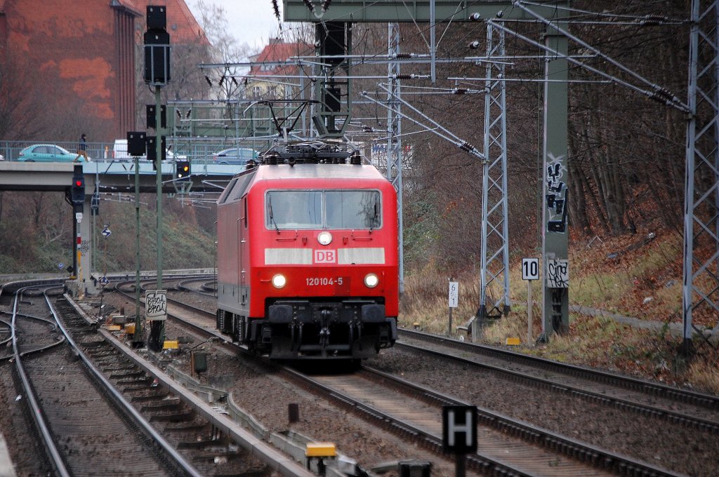 120 104-5 auf dem Berliner Innenring am 28.12.11 Durchfahrt Sch�nhauser Allee.