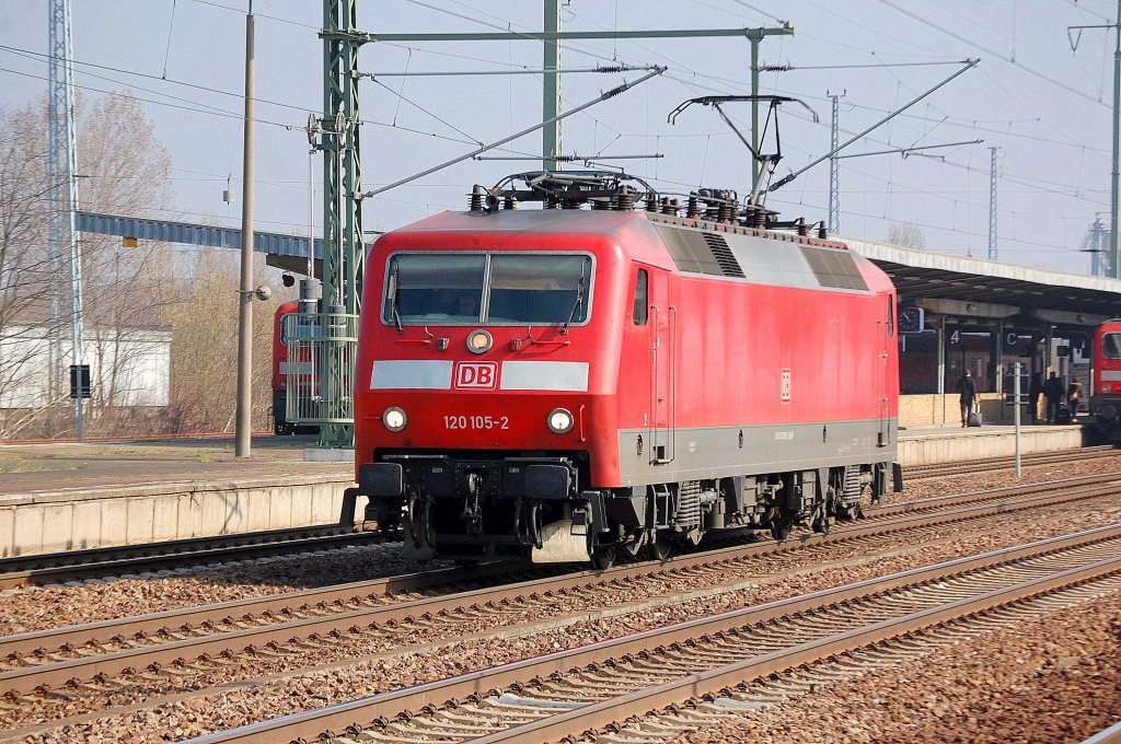 120 105-2 am 28.03.12 Bhf. Flughafen Berlin-Sch�nefeld.