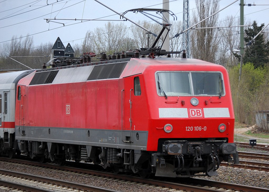 120 106-0 als Schublok eines IC mit 101 142-8 am 07.04.11 in Berlin-Blankenburg.