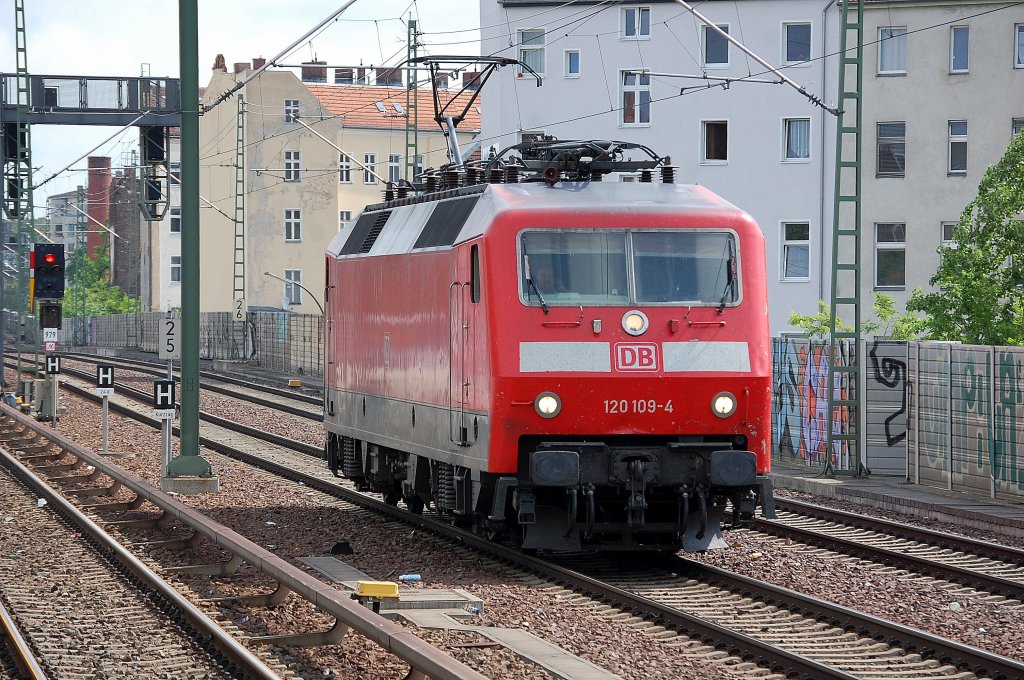 120 109-4 Richtung Berlin-Hbf. am 03.06.13 Berlin-Wedding.