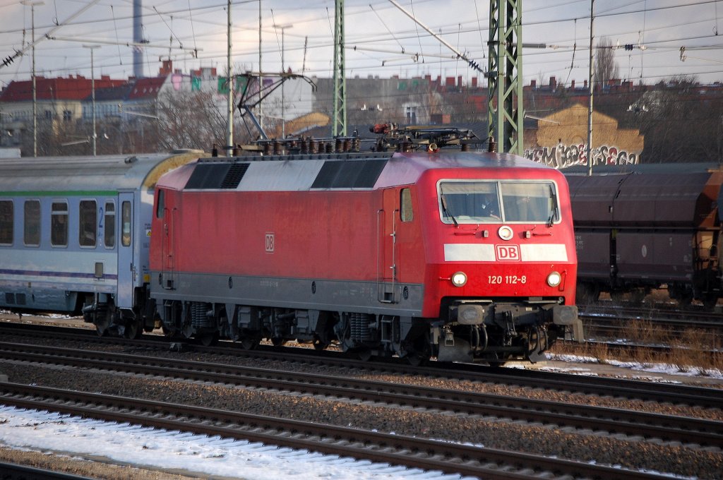 120 112-8 mit PbZ bestehend aus polnischen Personenwagen des Berlin Warschau Express, 13.12.10 Berlin Beusselstr. 