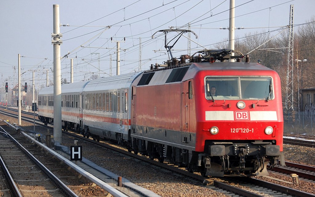 120 120-1 mit IC-Wagengarnitur Richtung Berlin-Gesundbrunnen, 12.02.13 Berlin-Blankenburg.