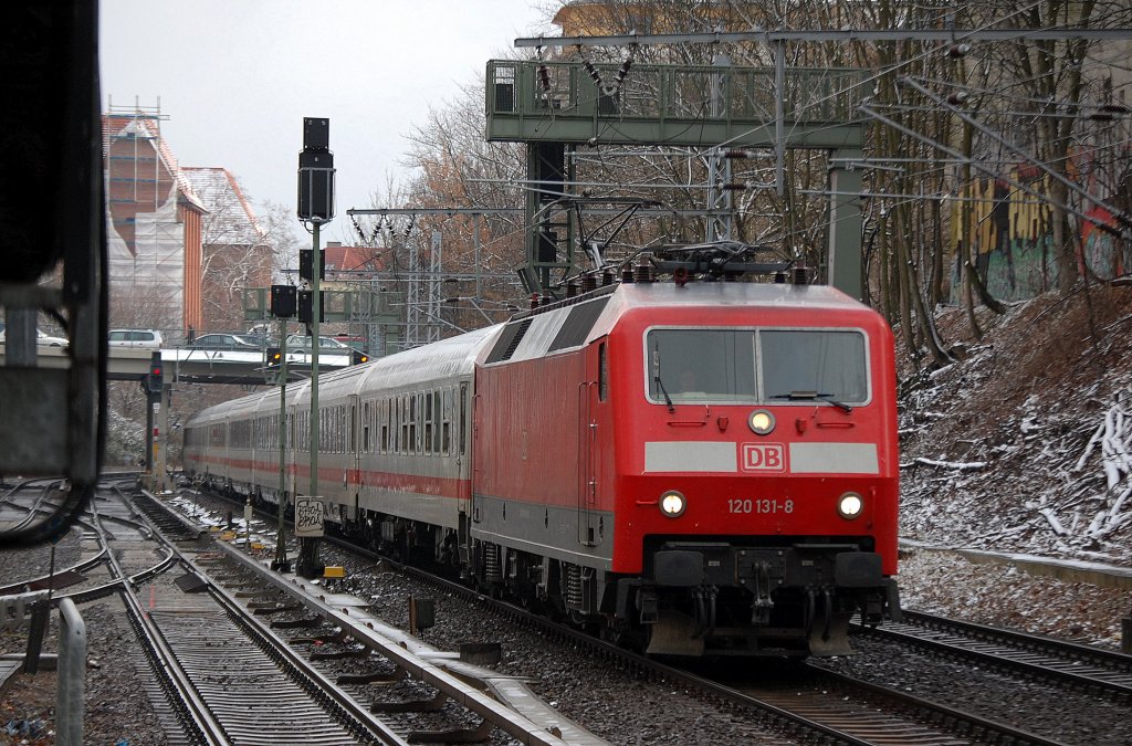 120 131-8 mit IC-Wagengarnitur zur Bereitstellung Richtung Bhf. Berlin-Gesundbrunnen, 08.02.13 S-Bhf. Berlin Sch�nhauser Allee.