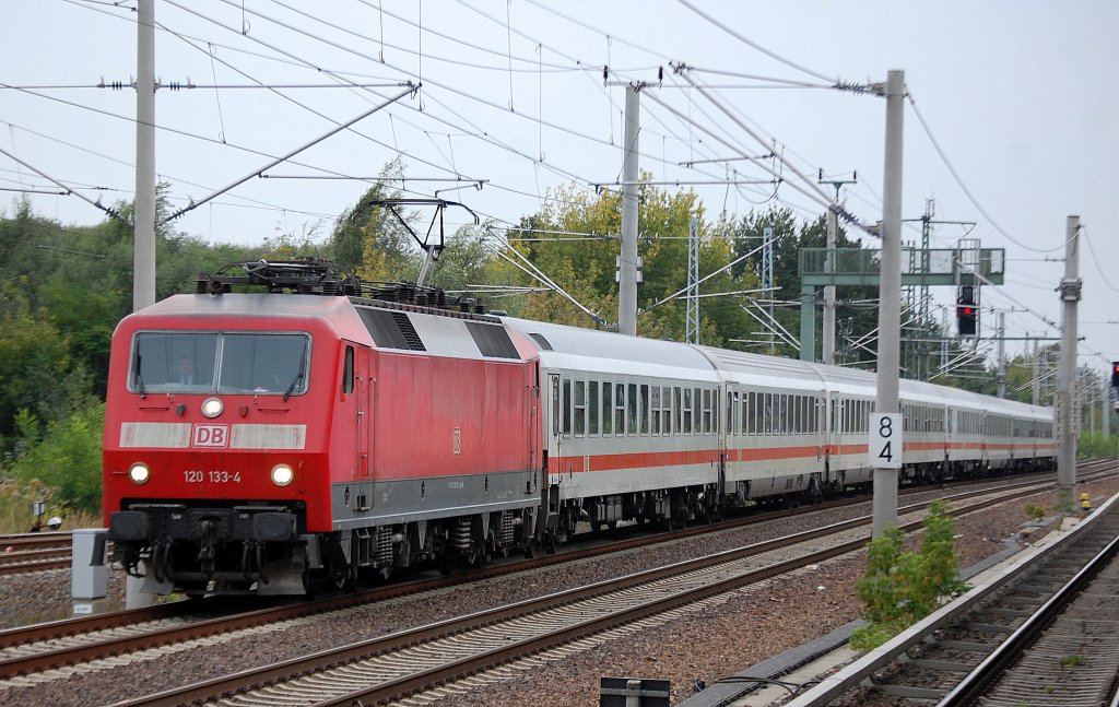 120 133-4 am 21.09.12 mit IC 2426 zum Seebad Heringsdorf und hinten dran 218 836-5 in Berlin-Blankenburg.