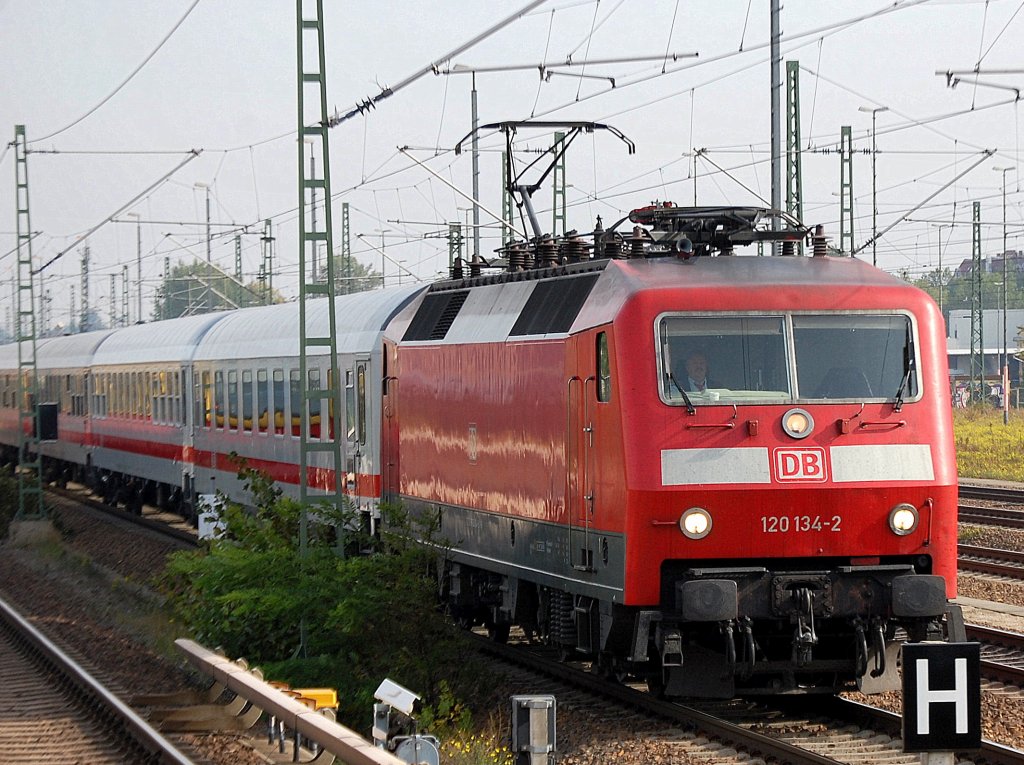 120 134-2 mit IC Richtung Berlin-Spandau, 08.10.10 Berlin-Beusselstr.