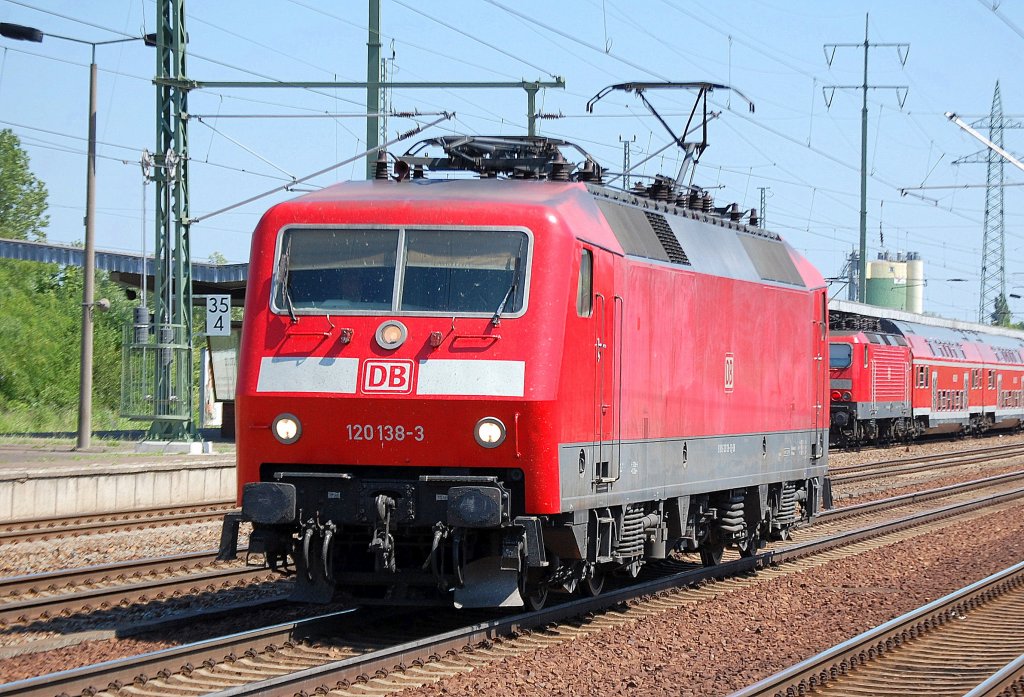 120 138-3 auf Leerfahrt durch den Bhf. Flughafen Berlin-Sch�nefeld, 30.05.11