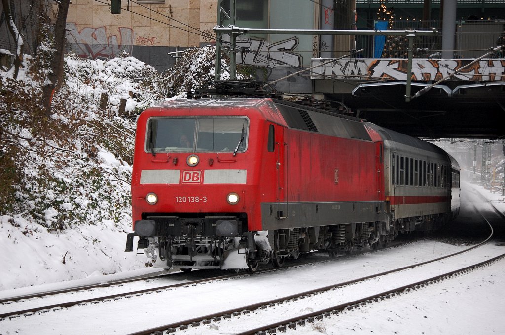 120 138-3 mit Ic-Wagengarnitur Richtung Berlin-Rummelsburg, 12.12.12 Stra�enunterf�hrung Berlin Sch�nhauser Allee.