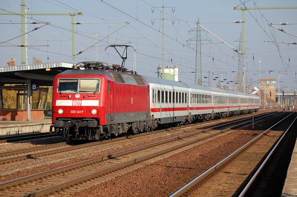 120 141-7 mit IC-Zuggarnitur am 01.11.11 Bhf. Flughafen Berlin-Sch�nefeld.