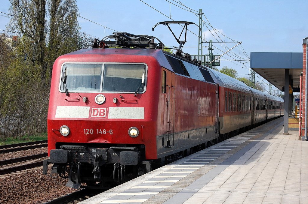 120 146-6 mit CNL?/DB Nachtzugwagen mit Fahrg�sten Richtung Berlin Hbf. kurz vor 11:00 am 01.05.13 Berlin-Jungfernheide.