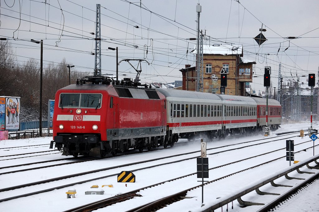 120 146-6 mit drei Personenwagen (PbZ) Richtung Berlin-Rummelsburg, 20.03.13 Berlin Greifswalder Str.