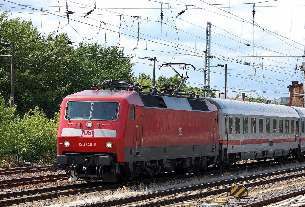 120 149-0 mit IC-Wagengarnitur Richtung Berlin-Rummelsburg, 27.06.13 Berlin Greifswalder Str.