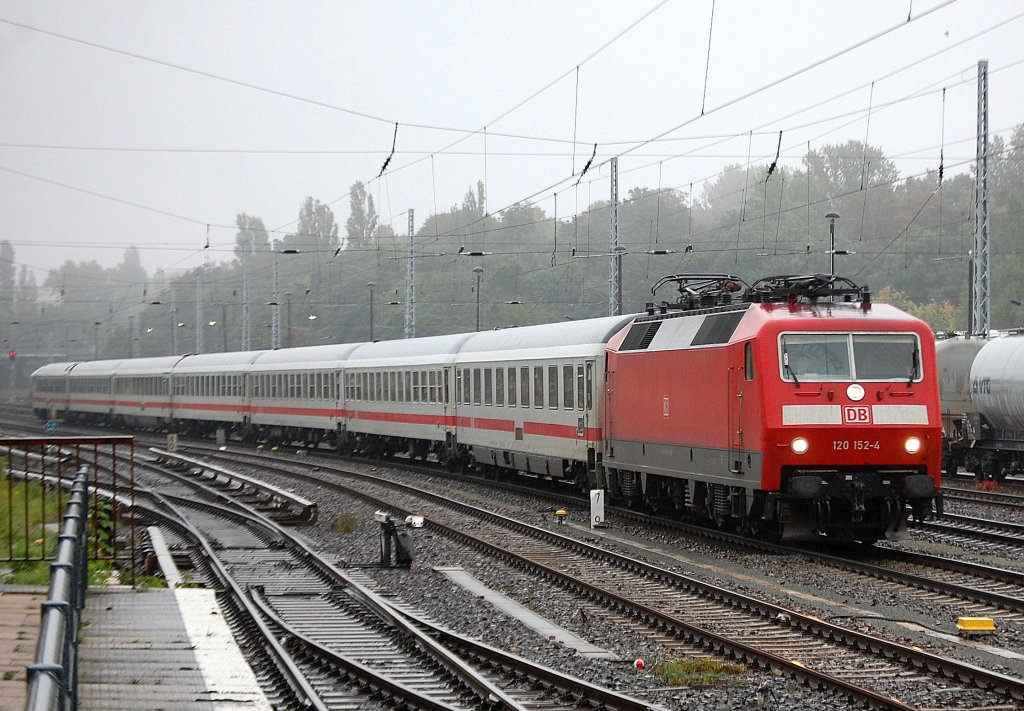 120 152-4 f�hrt mit einem IC-Zug zur Bereitstellung Richtung Berlin-Gesundbrunnen, 26.09.10 ca. 16:25 Berlin Greifswalder Str.