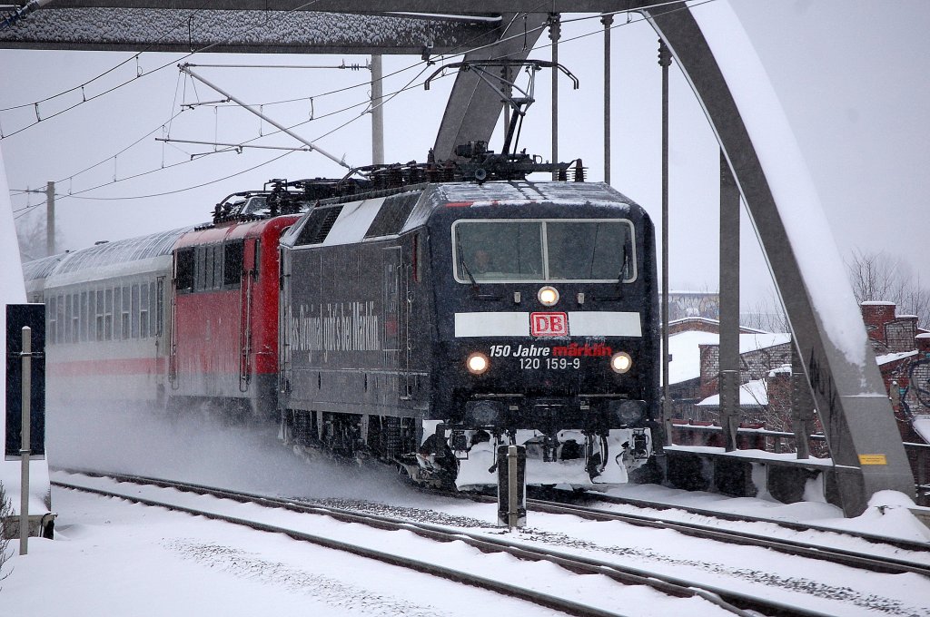 120 159-9 mit einer 111�r + IC Wagengarnitur am Haken, wahrscheinlich am 02.01.10 Berlin-Pankow als PbZ-Fahrt unterwegs.