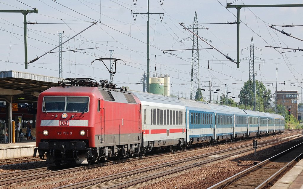 120 159-9 mit einem IC/EC? bei der Durchfahrt im Bhf. Flughafen Berlin-Sch�nefeld, 01.08.13
