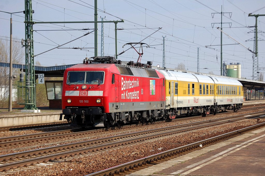 120 502 mit Messzug zur Fahrwegmessung der Netz Instandhaltung mit RAILab 1 + Steuerwagen am 18.04.12 Bhf. Flughafen Berlin-Sch�nefeld.