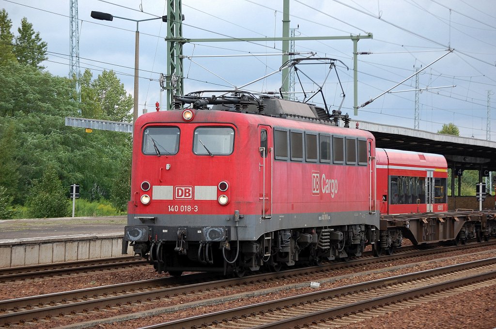 140 018-3 mit einem gemischten G�terzug beim Kurzhalt im Bhf. Flughafen Berlin Sch�nefeld, 18.08.10