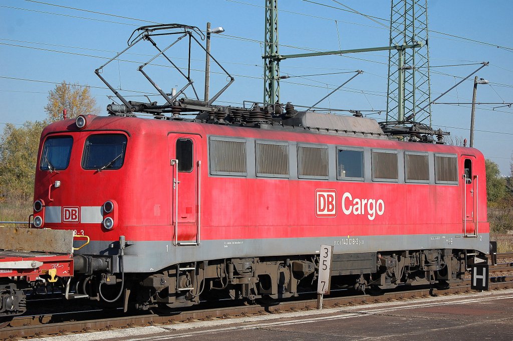 140 018-3 stand mit einem Ganzzug �sterreichischen Drehgestellflachwagen beladen mit Langschienen heute l�ngere Zeit pausierend im Bhf. Flughafen Berlin-Sch�nefeld, 17.10.11