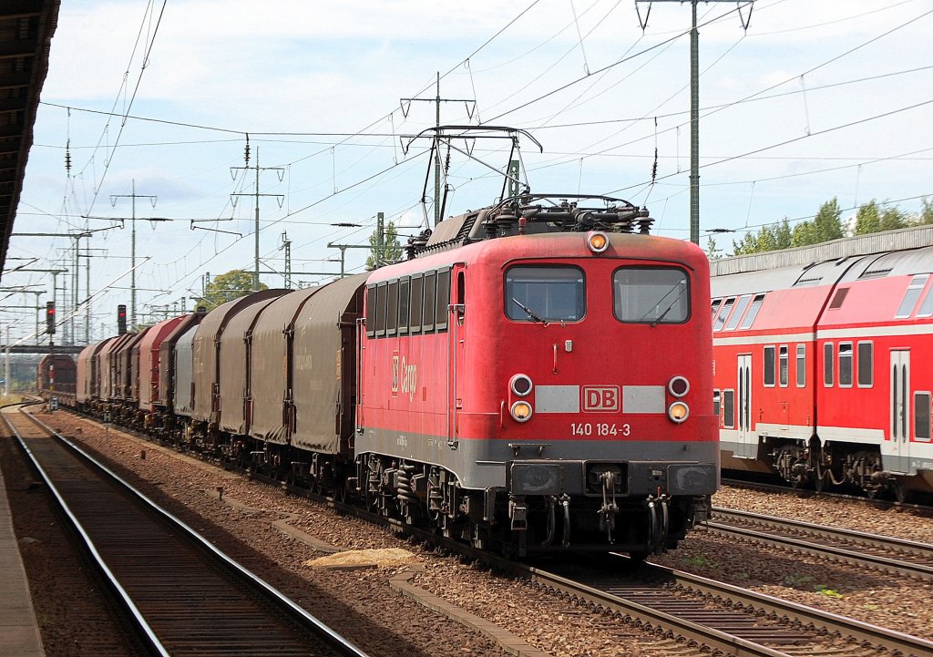 140 184-3 mit gemischtem G�terzug, 19.07.11 Bhf. Flughafen Berlin-Sch�nefeld.