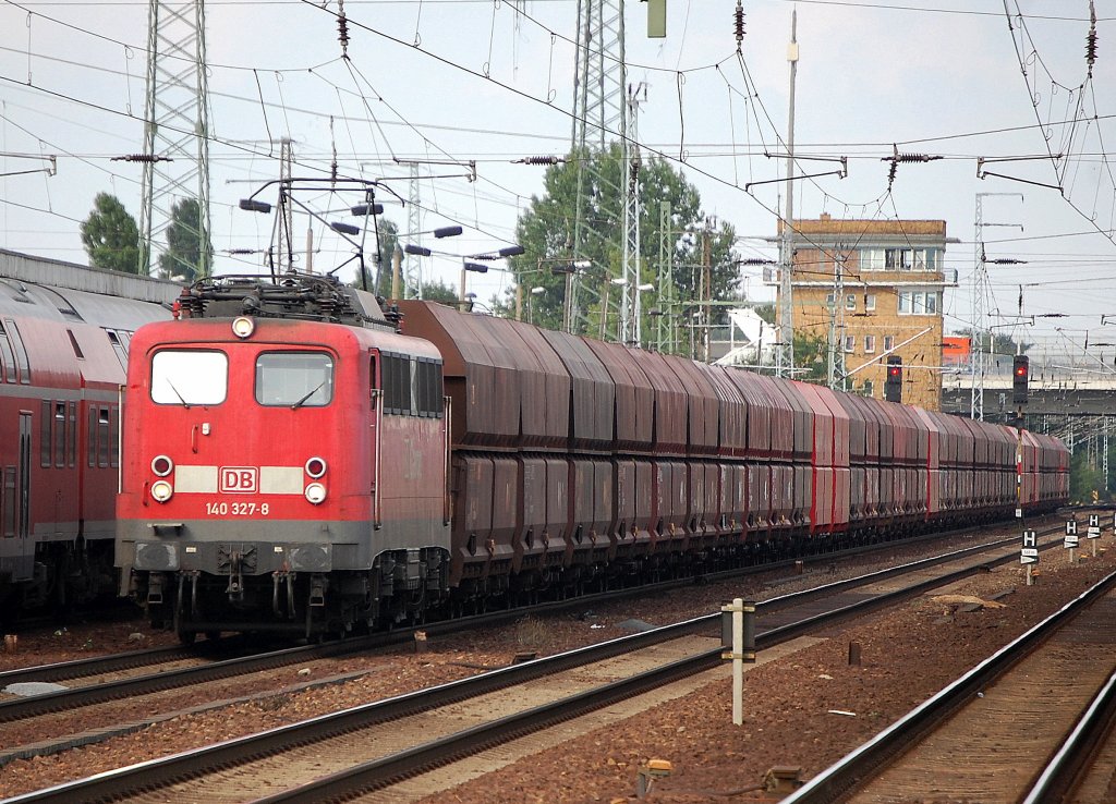 140 327-8 mit einem Ganzzug Selbstentladewagen bei der Durchfahrt im Bhf. Flughafen Berlin-Sch�nefeld, 05.08.10