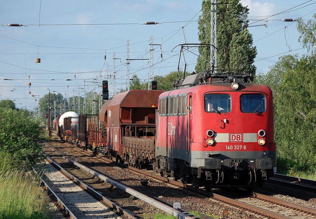 140 327-8 mit gemischtem G�terzug unterwegs, 04.06.10 Berlin-Karow.
