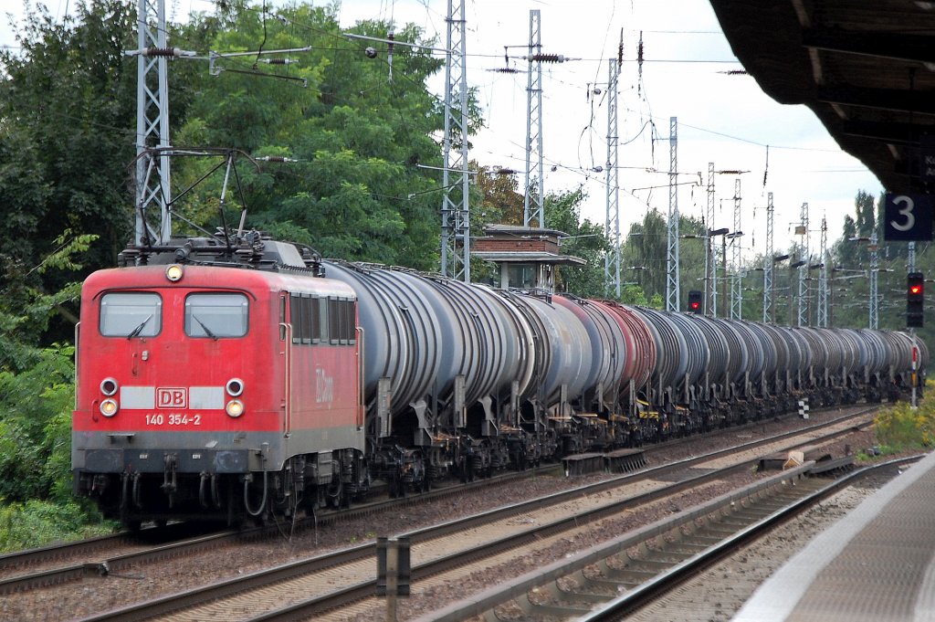 140 354-2 mit einem langen Leerzug Kesselwagen Richtung Schwedt �ber Bernau, 30.08.10 Berlin-Karow.