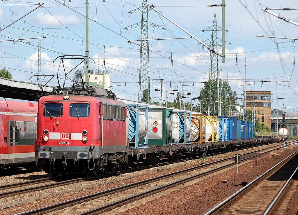 140 401-1 mit Containerzug, 19.07.11 Bhf. Flughafen berlin-Sch�nefeld.