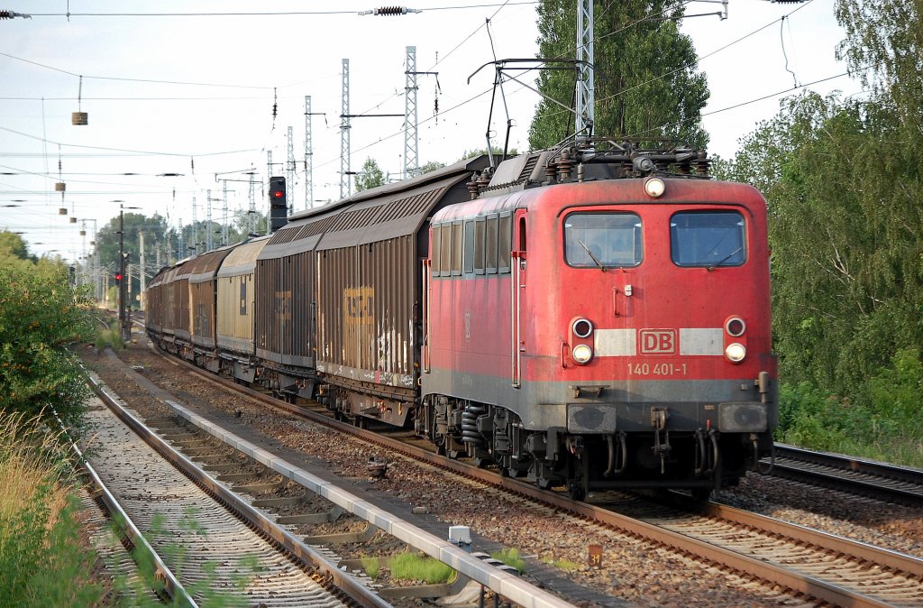 140 401-1 mit einem Ganzzug Schiebewandwagen, 15.6.10 Berlin-Karow.