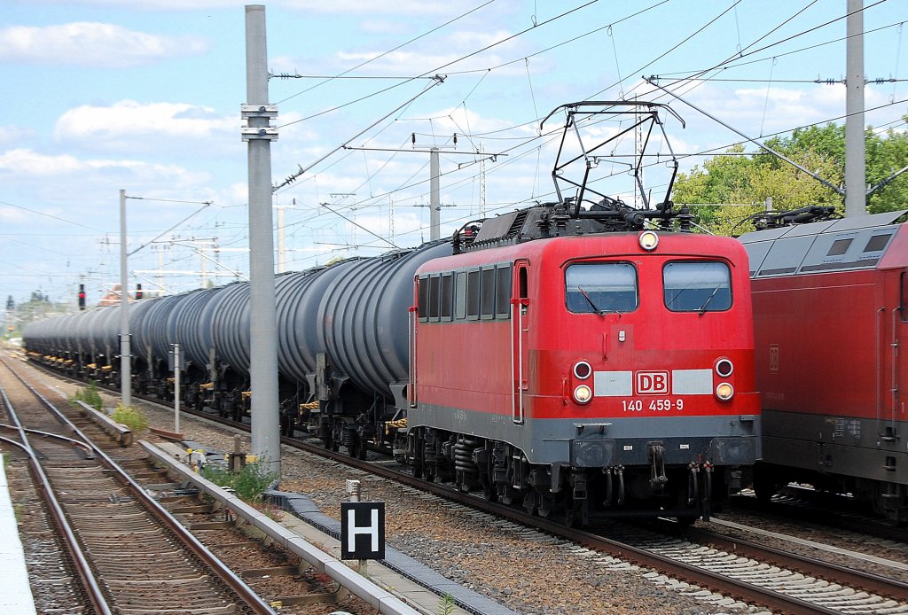 140 459-9 mit Kessewagenganzzug Richtung Berliner Innenring bei ungew�hnlicher Zugdichte in Berlin-Blankenburg am 26.06.10