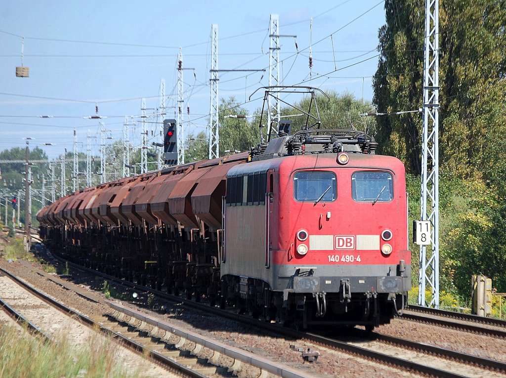 140 490-4 mit einem Ganzzug gedeckter Sch�ttgutwagen, 22.08.11 Berlin-Karow.