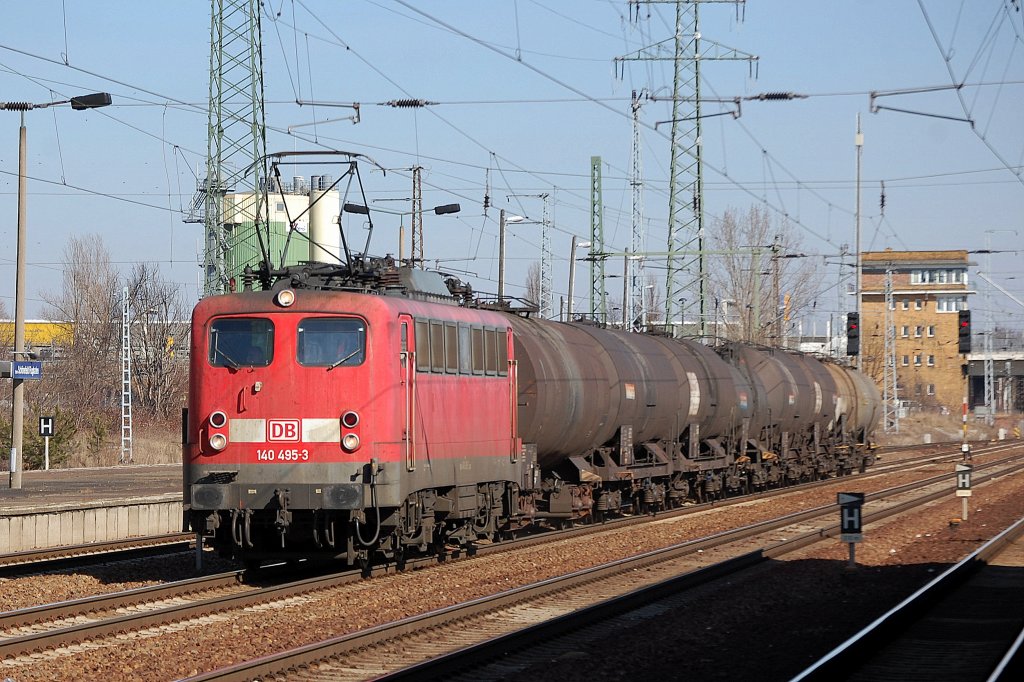 140 495-3 mit Kurzzug Heizoelkesselwagen, 06.03.12 Bhf. Flughafen Berlin-Sch�nefeld.