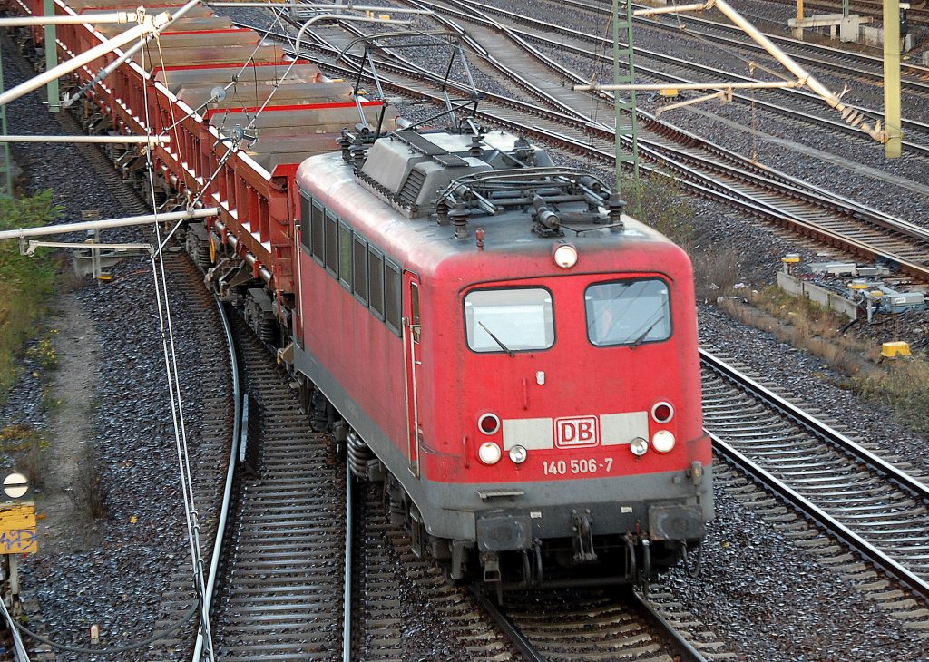 140 506-7 mit einem Ganzzug leeren Sch�ttgutkippwagen (Fans 128) unterwegs Richtung Berlin-Weeding, 26.10.10 Berlin-Beusselstr.