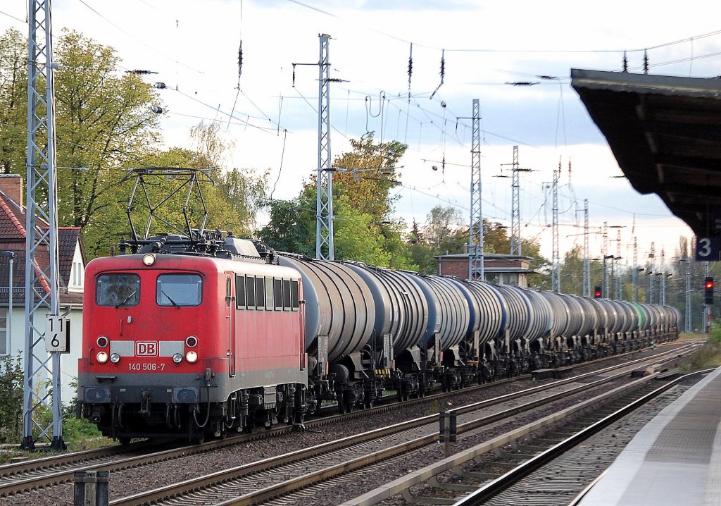 140 506-7 mit Kesselwagenzug Richtung Bernau, 14.10.11 Berlin-Karow.
