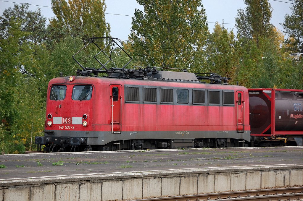 140 537-2 mit einem Containerzug bei der Durchfahrt im Bhf. Berlin-Sch�nefeld Flughafen, 06.10.10 