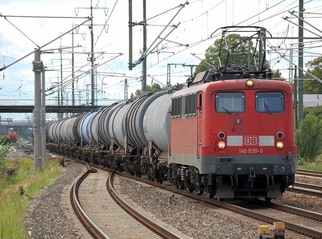 140 539-8 mit einem Kesselzug bei der Durchfahrt im Flughafen Berlin-Sch�nefeld, 16.08.10