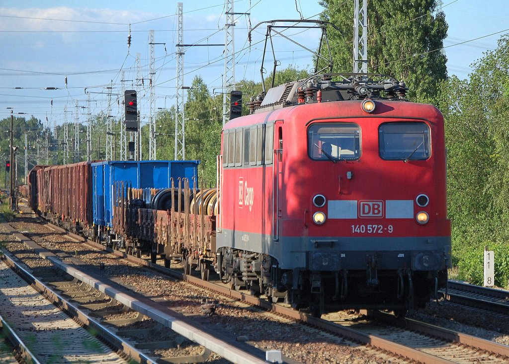140 572-9 mit einem gemischten G�terzug, 16.06.10 Berlin-Karow.