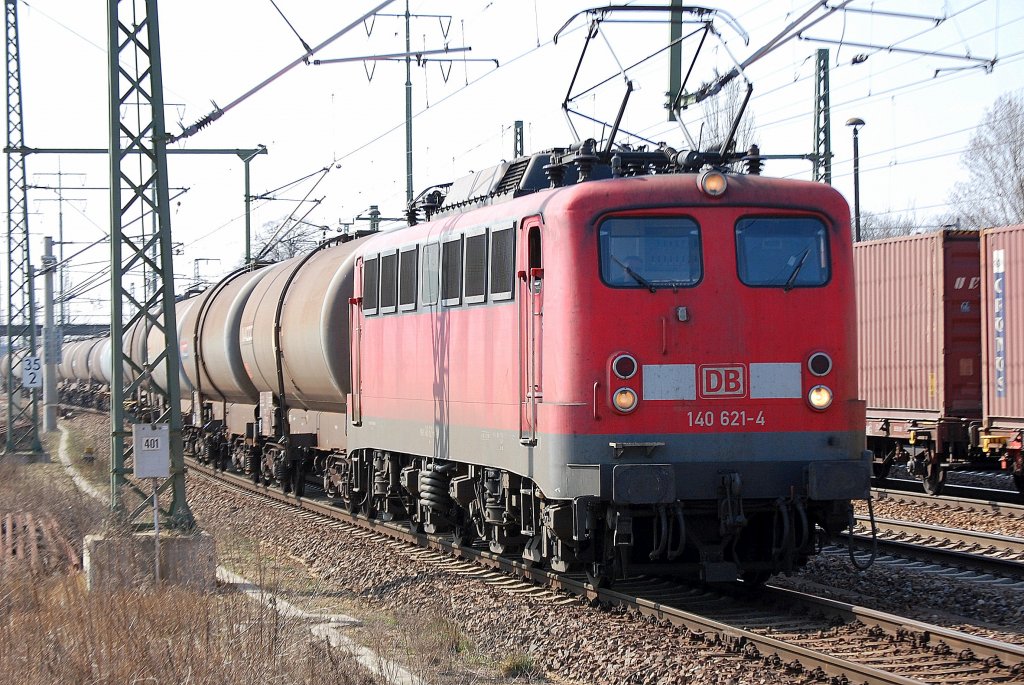 140 621-4 f�hrt mit Kesselwagenzug kurz zum Personalwechsel im Bhf. Flughafen Berlin-Sch�nefeld ein, 22.03.12