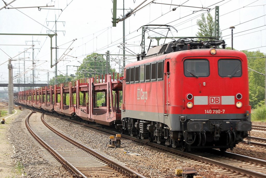 140 790-7 mit einem Leerzug PKW-Transportwageneinheiten bei der Durchfahrt im Bhf. Flughafen Berlin-Sch�nefeld, 22.05.10