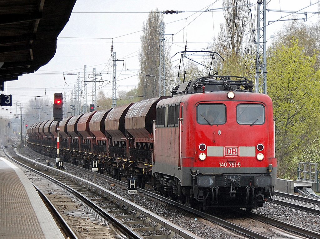 140 791-5 mit einem Ganzzug Sch�ttgutwagen, 14.04.11 Berlin-Karow.