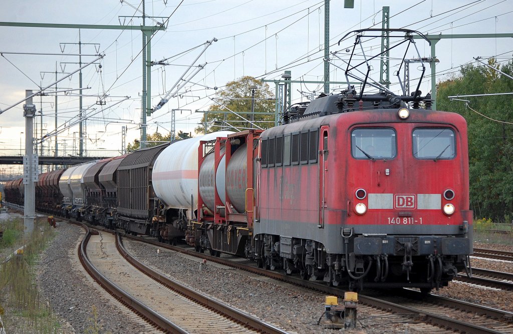 140 811-1 it einem gemischten G�terzug bei der Durchfahrt im Bhf. Flughafen Berlin-Sch�nefeld, 30.09.10