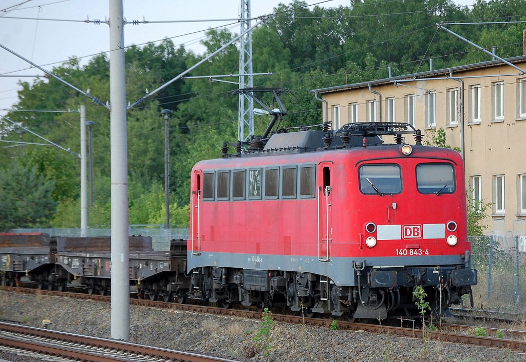 140 843-4 muss aufs Au�engleis ausweichen mit einem gemischten G�terzug Richtung Berliner Innenstadt, 21.07.10 Berlin-Blankenburg.