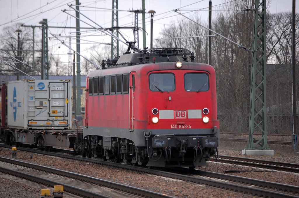 140 843-4 noch mal aus n�herer Perspektive mit Containerzug am 05.02.11 Flughafen Berlin-Sch�nefeld.