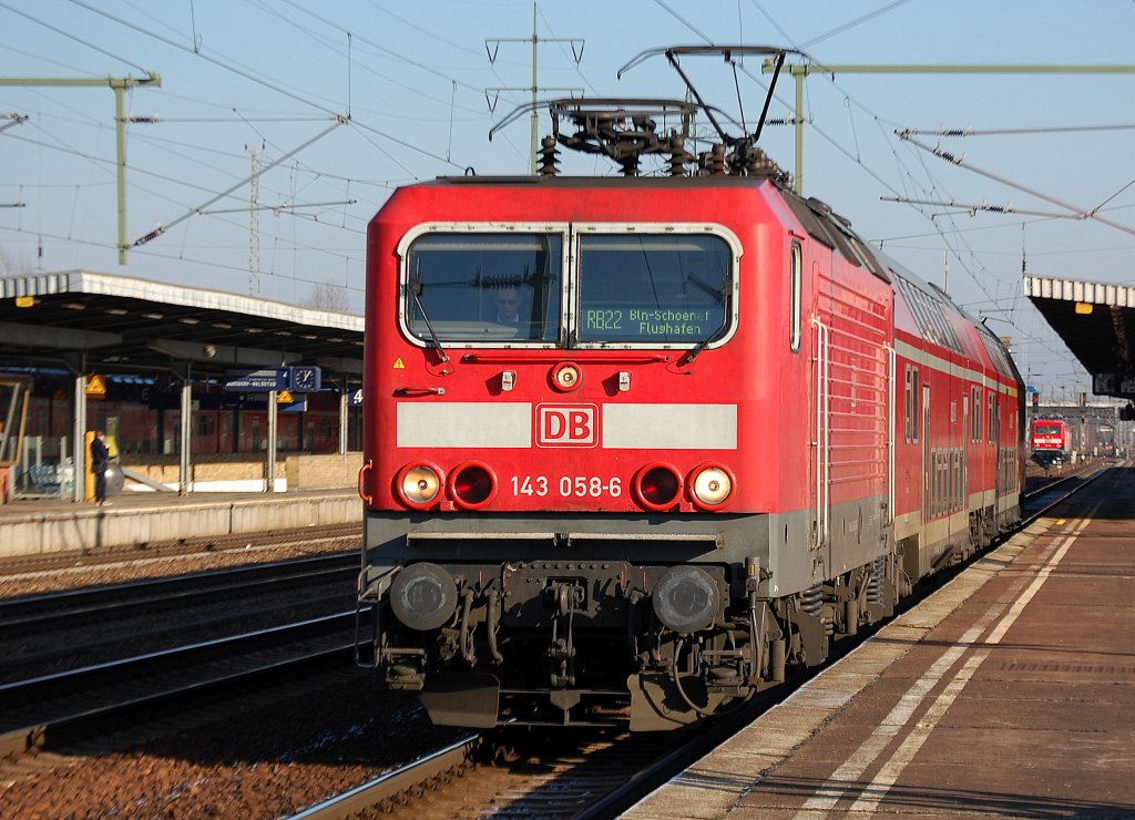 143 058-6 f�hrt mit dem RB22 Richtung Griebnitzsee bei Potsdam, 26.01.12 Bhf. Flughafen Berlin-Sch�nefeld.