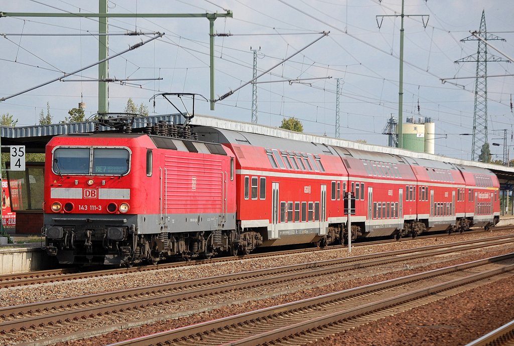 143 111-3 mit dem RE7 nach W�nsdorf-Waldstadt, 22.09.11 Bhf. Flughafen Berlin-Sch�nefeld.
