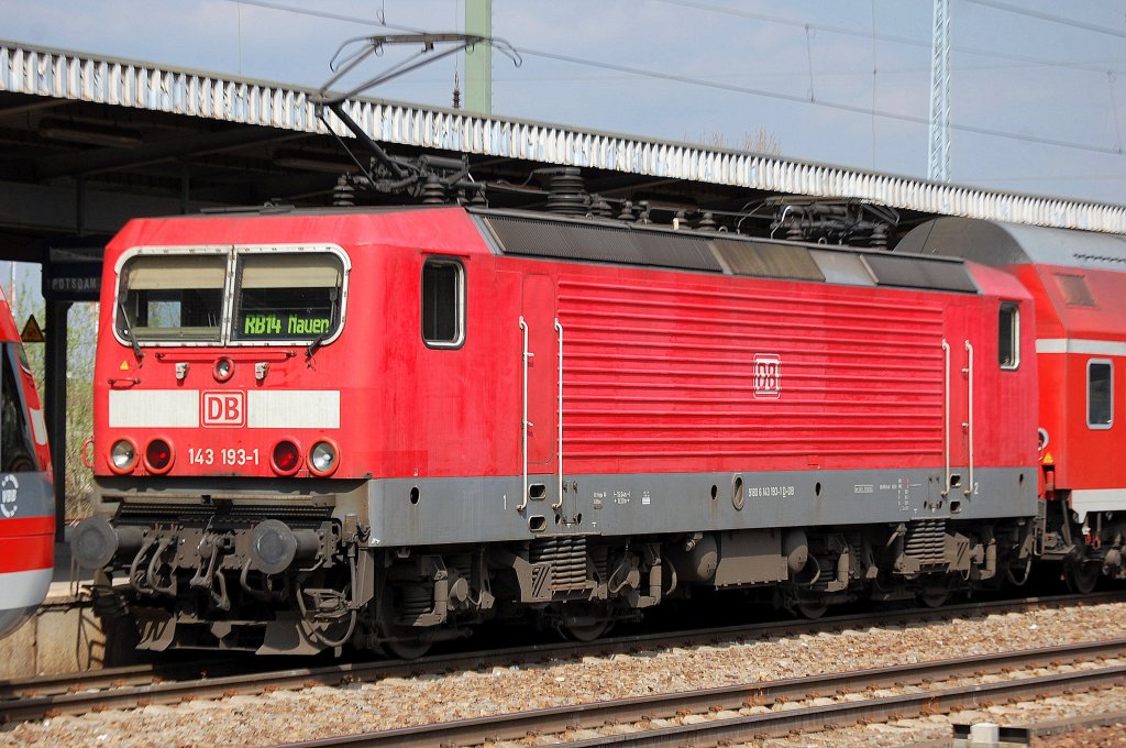 143 193-1 mit dem RB14 nach Nauen im Bhf. Flughafen Berlin-Sch�nefeld, 16.04.11 