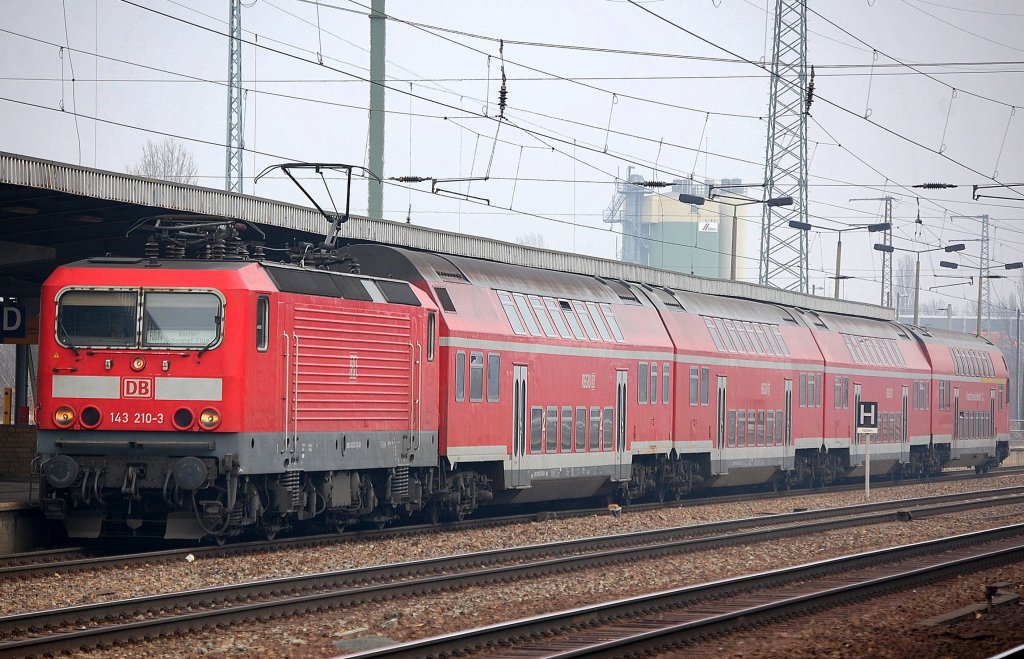 143 210-3 f�hrt mit dem RB14 im Bhf. Flughafen Berlin-Sch�nefeld ein, 15.03.11